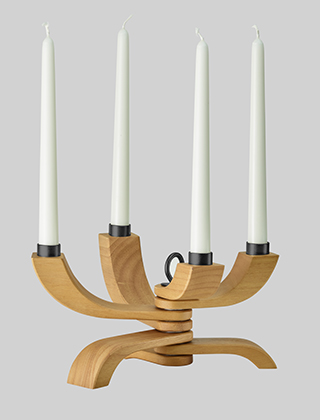 Der Nordic Light von Design House Stockholm - ein Kerzenhalter aus massivem Holz im Oak-Style mit 4 Stearinkerzen.