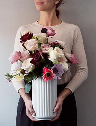 Lyngby Vasen aus weißem Porzellan von Lyngby Porcelæn sind in vielen verschiedenen Größen verfügbar. Somit haben Sie für jeden Blumenstrauß oder Zweig die richtig Vasengröße zur Hand. Große Vase mit einem opulenten Blumenstrauß mit Rosen, Mohn und Anemonen.
