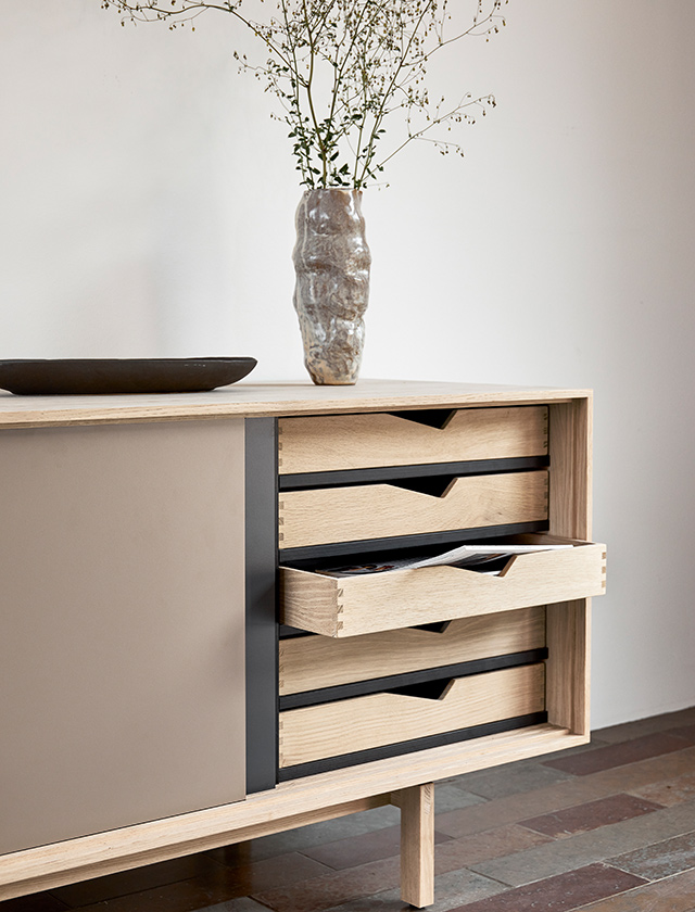 Verleihen Sie Ihrem Wohnraum einen besonderen Akzent mit dem S1 Sideboard, das wahre Handwerkskunst verkörpert. Das S1 Sideboard zeichnet sich durch sichtbare Dübel und andere Verbindungsdetails aus, die bewusst hervorgehoben werden. Sowohl der Korpus als auch die Schubladen sind in verschiedenen Holzarten erhältlich.