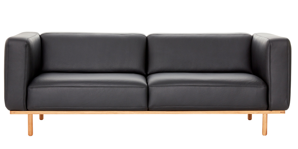 Andersen Furniture A1 Sofa als 3-Sitzer mit schwarzem Lederbezug und weiß pigmentiertem Eichengestell, Design byKATO, 230 cm breit.