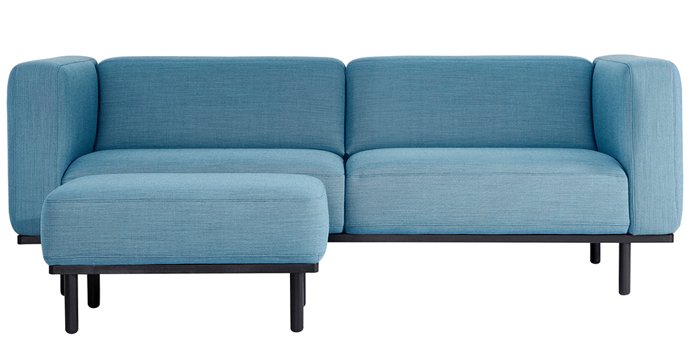 Andersen Furniture A1 Sofa als 3-Sitzer mit blauem Stoffbezug und passendem A1 Pouf, Gestell aus schwarz matt lackierter Eiche, Sofa 230 cm breit, Design byKATO.