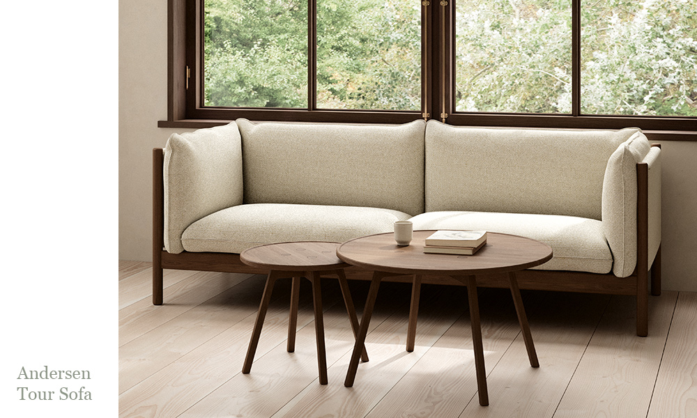 Andersen Furniture Tour Sofa als 3-Sitzer mit Gabriel Grain 2288 Stoffbezug in Beige und Gestell aus geräucherter, geölter Eiche in modernem Wohnambiente.