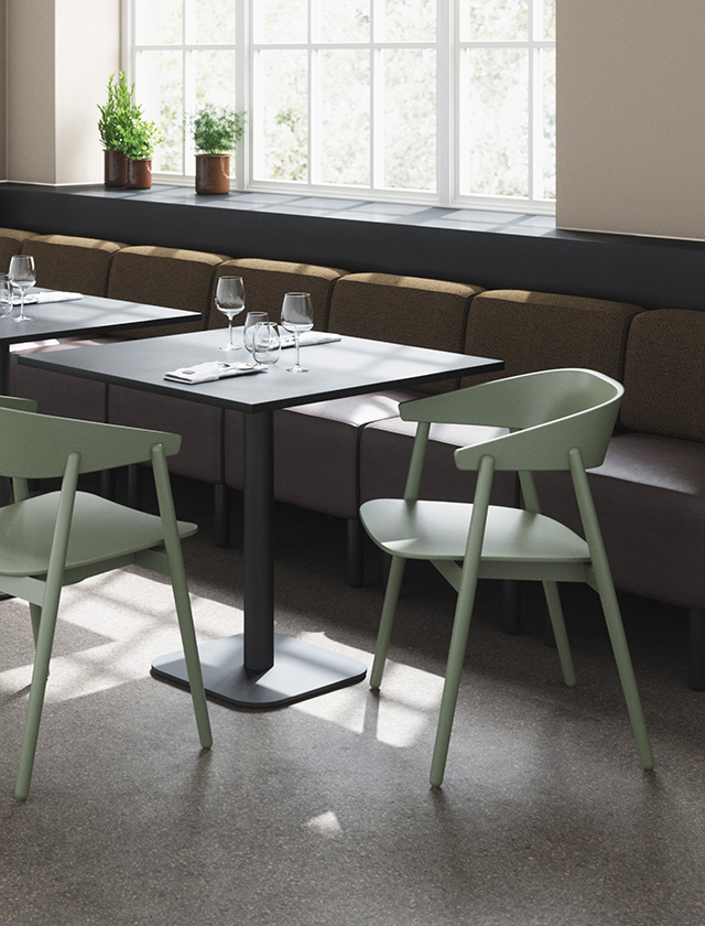 Der AC2 Stuhl bietet eine bequeme Sitzgelegenheit für Essensrunden, Besprechungen oder in Cafeteriabereichen.