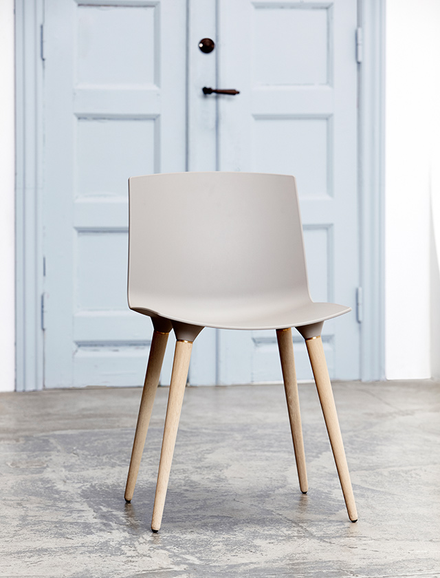 Andersen Scope Stuhl mit Rückenlehne aus Räucherfurnier, individuell wählbarem Stoffbezug und Gestell aus Metall. Der Designstuhl ist in verschiedenen Holzarten wie Eiche oder Nussbaum erhältlich und fügt sich perfekt in ein modernes Esszimmer im skandinavischen Stil ein.
