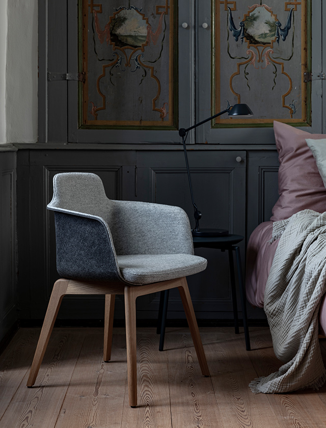 Der Unite Stuhl von Andersen Furniture kombiniert skandinavisches Design mit Funktionalität. Gefertigt aus Eiche, weiß pigmentiert und matt lackiert, überzeugt er durch klare Linien, hohen Sitzkomfort und eine zeitlose Ästhetik – ideal für Esszimmer und moderne Wohnräume.