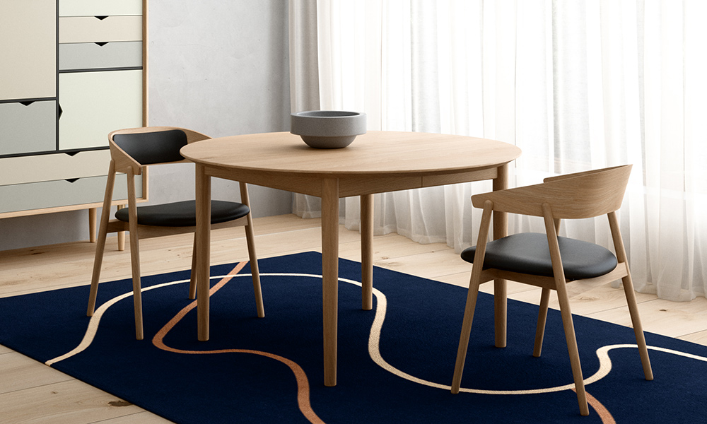 Runder Andersen Furniture Classic 290/295 Esstisch mit Auszugsfunktion aus Eiche, kombiniert mit AC2 Stühlen in einem hellen skandinavischen Esszimmer.
