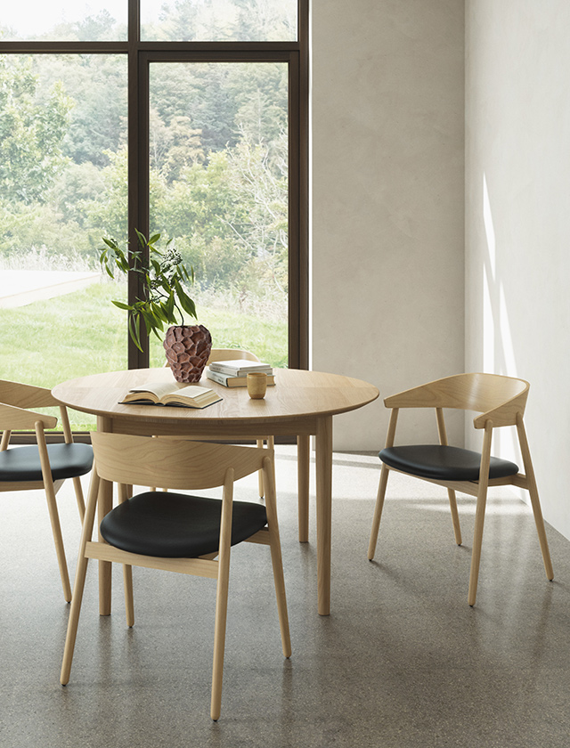Durch die Verwendung hochwertiger Materialien und die Inspiration durch skandinavisches Design eignet sich der AD1 Tisch hervorragend für verschiedenste Räumlichkeiten, von Esszimmern über Büros bis hin zu Konferenzsälen und privaten Wohnbereichen.