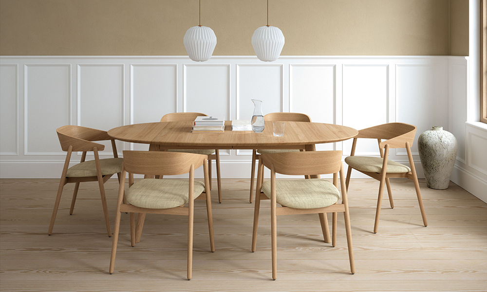 Andersen Furniture DK10 Esstisch 190 × 110 cm aus geseifter Eiche in einem hellen Esszimmer, kombiniert mit sechs Holzstühlen und weißen Pendelleuchten.