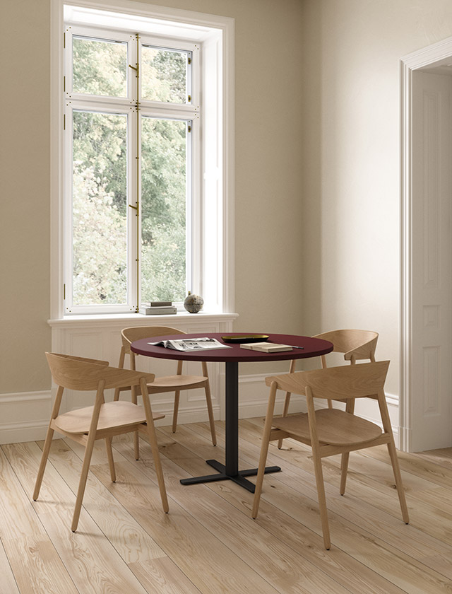 Die Delta Tische von Andersen Furniture kombinieren erstklassige Materialien und elegantes Design, ideal für moderne Räume. Verfügbar in verschiedenen Formen und mit langlebigen Tischplatten, passen sie perfekt in Interieurs, Cafés und Restaurants.