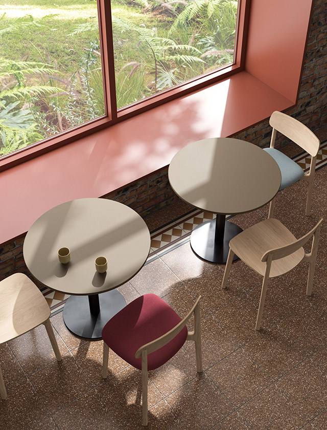 Die Delta Tische von Andersen Furniture zeichnen sich durch ihre Funktionalität und die Verwendung erstklassiger Materialien aus, ergänzt durch ein elegantes Untergestell, das jedem Tisch eine anspruchsvolle und modische Note verleiht.