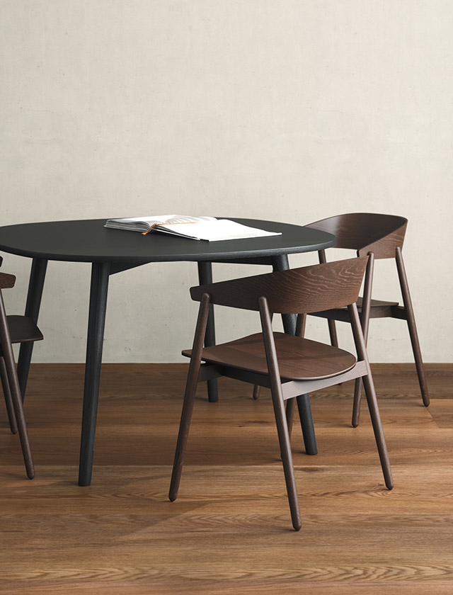 Der Link Organic Round Table, kreiert von Hans Thyge & Co, besticht durch seine organische Form und vereint Flexibilität mit eleganter Optik. Die sorgfältige Auswahl hochwertiger Materialien und das Design mit einer abgerundeten Eichenholzkante verleihen ihm eine warme, einladende Ausstrahlung, die jede Arbeitsumgebung aufwertet. Mit seinem Engagement für Nachhaltigkeit sind alle Holzteile FSC®-zertifiziert, während die Tischplatte aus natürlichem Linoleum besteht, was den Tisch nicht nur umweltfreundlich, sondern auch ästhetisch ansprechend macht. Ursprünglich ein Teil von Randers+Radius, fand der Link Tisch im Juni 2023 seinen Platz bei Andersen Furniture.