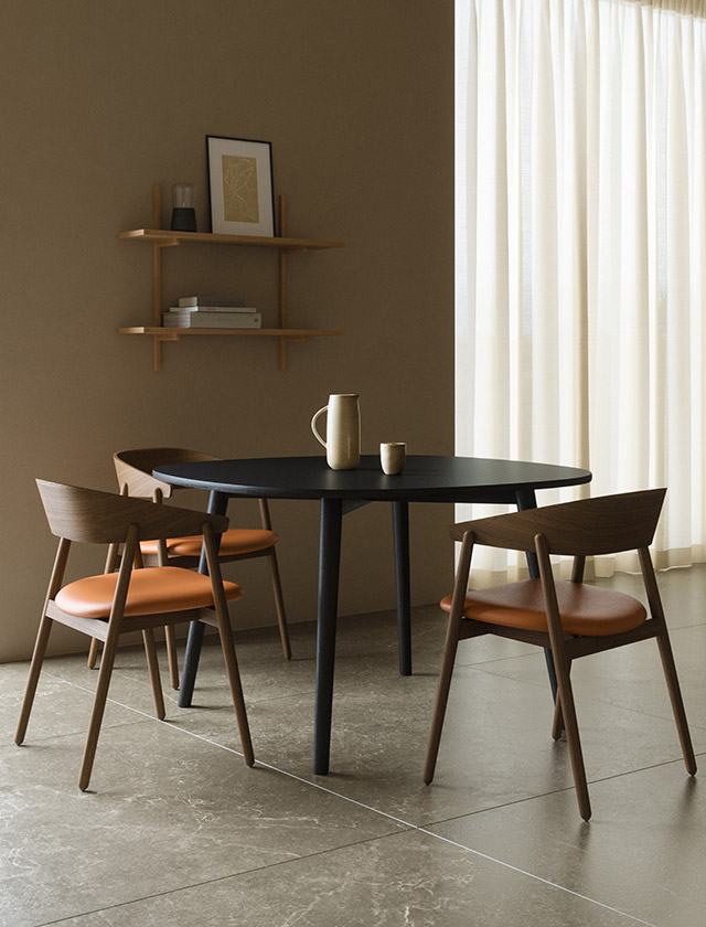 Der Link Organic Round Table, kreiert von Hans Thyge & Co, besticht durch seine organische Form und vereint Flexibilität mit eleganter Optik. Die sorgfältige Auswahl hochwertiger Materialien und das Design mit einer abgerundeten Eichenholzkante verleihen ihm eine warme, einladende Ausstrahlung, die jede Arbeitsumgebung aufwertet. Mit seinem Engagement für Nachhaltigkeit sind alle Holzteile FSC®-zertifiziert, während die Tischplatte aus natürlichem Linoleum besteht, was den Tisch nicht nur umweltfreundlich, sondern auch ästhetisch ansprechend macht. Ursprünglich ein Teil von Randers+Radius, fand der Link Tisch im Juni 2023 seinen Platz bei Andersen Furniture.