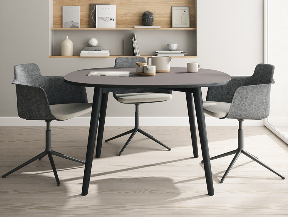 Der Link Organic Round Table, kreiert von Hans Thyge & Co, besticht durch seine organische Form und vereint Flexibilität mit eleganter Optik. Die sorgfältige Auswahl hochwertiger Materialien und das Design mit einer abgerundeten Eichenholzkante verleihen ihm eine warme, einladende Ausstrahlung, die jede Arbeitsumgebung aufwertet. Mit seinem Engagement für Nachhaltigkeit sind alle Holzteile FSC®-zertifiziert, während die Tischplatte aus natürlichem Linoleum besteht, was den Tisch nicht nur umweltfreundlich, sondern auch ästhetisch ansprechend macht. Ursprünglich ein Teil von Randers+Radius, fand der Link Tisch im Juni 2023 seinen Platz bei Andersen Furniture.