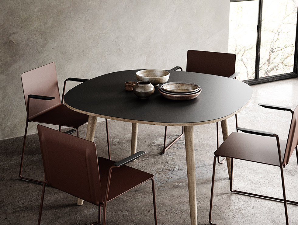Der Link Organic Round Table, kreiert von Hans Thyge & Co, besticht durch seine organische Form und vereint Flexibilität mit eleganter Optik. Die sorgfältige Auswahl hochwertiger Materialien und das Design mit einer abgerundeten Eichenholzkante verleihen ihm eine warme, einladende Ausstrahlung, die jede Arbeitsumgebung aufwertet. Mit seinem Engagement für Nachhaltigkeit sind alle Holzteile FSC®-zertifiziert, während die Tischplatte aus natürlichem Linoleum besteht, was den Tisch nicht nur umweltfreundlich, sondern auch ästhetisch ansprechend macht. Ursprünglich ein Teil von Randers+Radius, fand der Link Tisch im Juni 2023 seinen Platz bei Andersen Furniture.