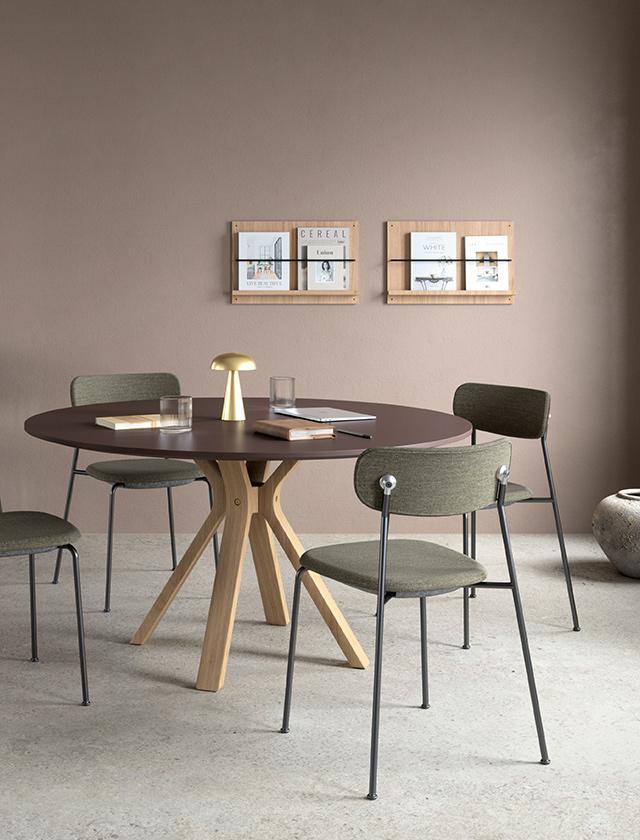 Die Space Table Reihe von Andersen Furniture verbindet Ästhetik mit Nutzbarkeit und bietet Tische in einer breiten Auswahl an Größen und Farboptionen, passend für jede Nutzung. Neben drei Eichenfinishs für die Basis und integrierten Kabelkanälen für Ordnung, sticht der Space Round Table mit seiner Verfügbarkeit in vier Durchmessern hervor, was eine noch größere Vielfalt in der Gestaltung ermöglicht.