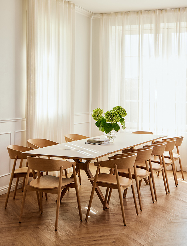 Andersen Furniture Space Add Table mit Tischplatte in Kashmir Grey und AC2 Chairs aus Eiche in hellem Ess- und Besprechungsraum.