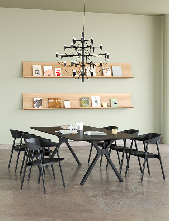 Andersen Furniture Space Table 240x120 cm mit schwarzer Linoleum-Tischplatte und schwarzen AC2 Chairs in modernem Besprechungsraum.
