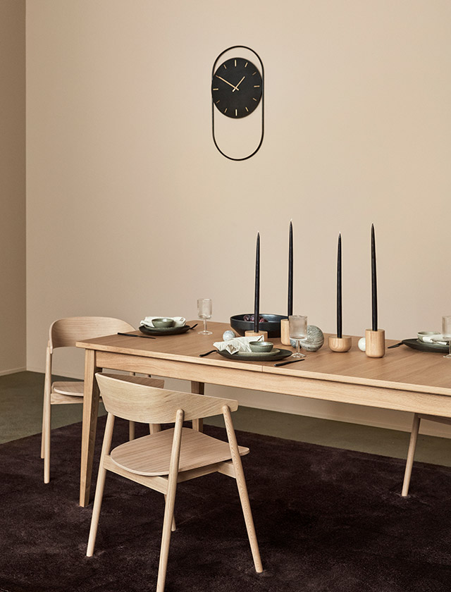 Andersen Furniture T10 Ausziehtisch aus Eiche in 95 × 200 cm, mit AC Stühlen