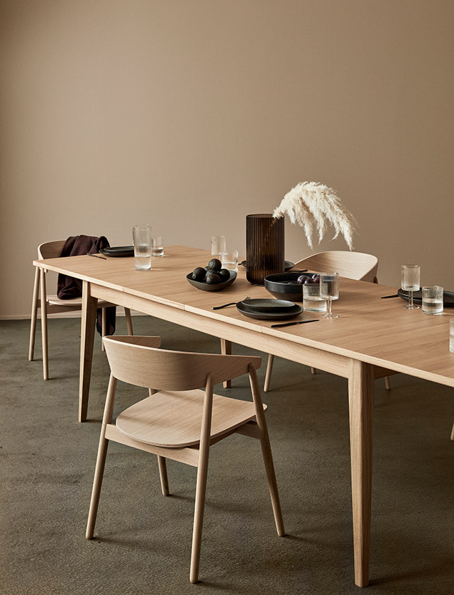 Andersen Furniture T10 Ausziehtisch aus Eiche in 95 × 200 cm, mit AC Stühlen
