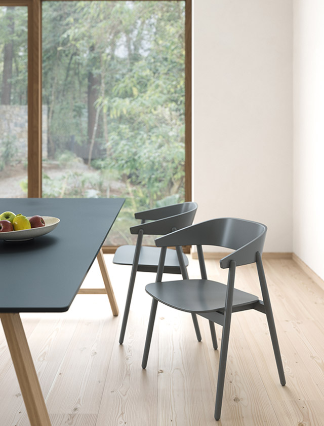 Das Design des T1 Tisches von byKATO besticht durch seine Eleganz und Leichtigkeit, was ihn zu einem zeitlosen Möbelstück macht, das sich nahtlos in jede Einrichtung einfügt. Ausgezeichnete Handwerkskunst, erkennbar an feinen Details wie den sichtbaren Verbindungen, hat diesem Tisch den renommierten Wallpaper Design Award eingebracht, ein Zeichen für seine herausragende Qualität.