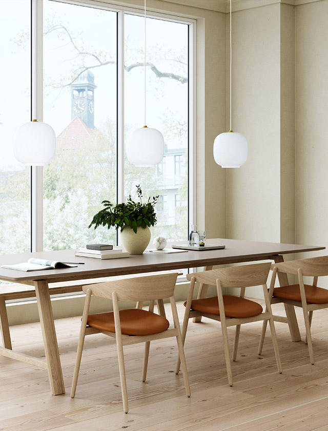 Der T1 Tisch, entworfen von byKATO, zeichnet sich durch Charakter und Leichtigkeit aus. Sein zeitloser Stil fügt sich harmonisch in jede Umgebung ein. Dieser wunderschön gestaltete Tisch basiert auf exzellentem Handwerk, erkennbar an Details wie sichtbaren Verbindungen. Der T1 Tisch wurde mit dem Wallpaper Design Award ausgezeichnet – einem der international anerkannten Qualitätsmerkmale der Designbranche.