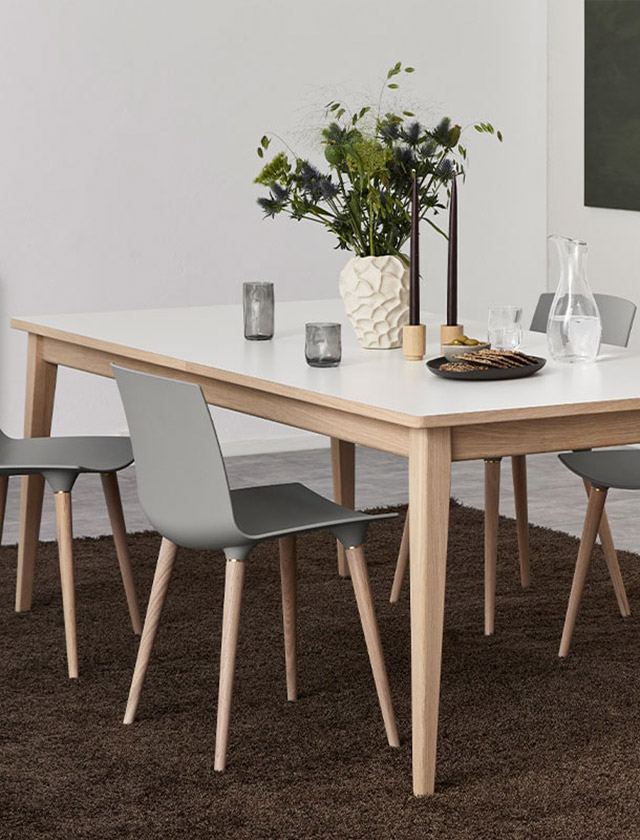 Sein Design mit klaren Linien bietet einen modernen, schlanken Look, ideal für skandinavisch inspirierte Interieurs. Das Schmetterlingsfalt-System für die Erweiterungsplatten ist kratzfest und kommt ohne die Notwendigkeit zusätzlichen Stauraums aus.