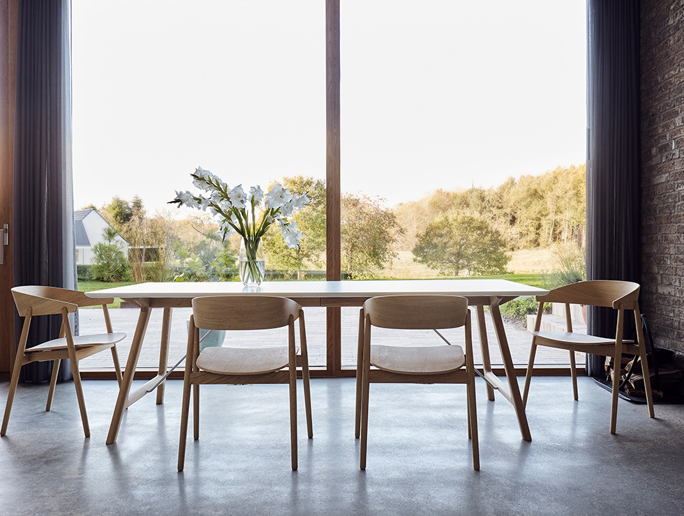 Andersen Furniture T7 Esstisch aus heller Eiche in einem modernen Essbereich, kombiniert mit AC2 Stühlen mit Kvadrat-Polsterung.