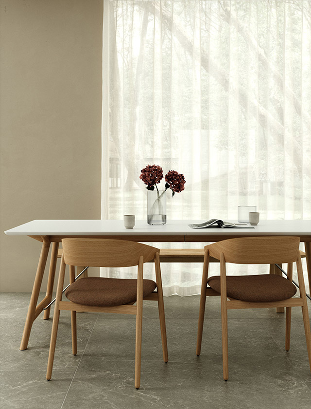 Es gibt zwei Standardgrößen: 95x170 cm, erweiterbar auf 320 cm mit drei Zusatzplatten, und 95x220 cm, erweiterbar auf 420 cm mit vier Zusatzplatten. Eine Variante aus durchgängig massiver Eiche ist ebenfalls verfügbar.