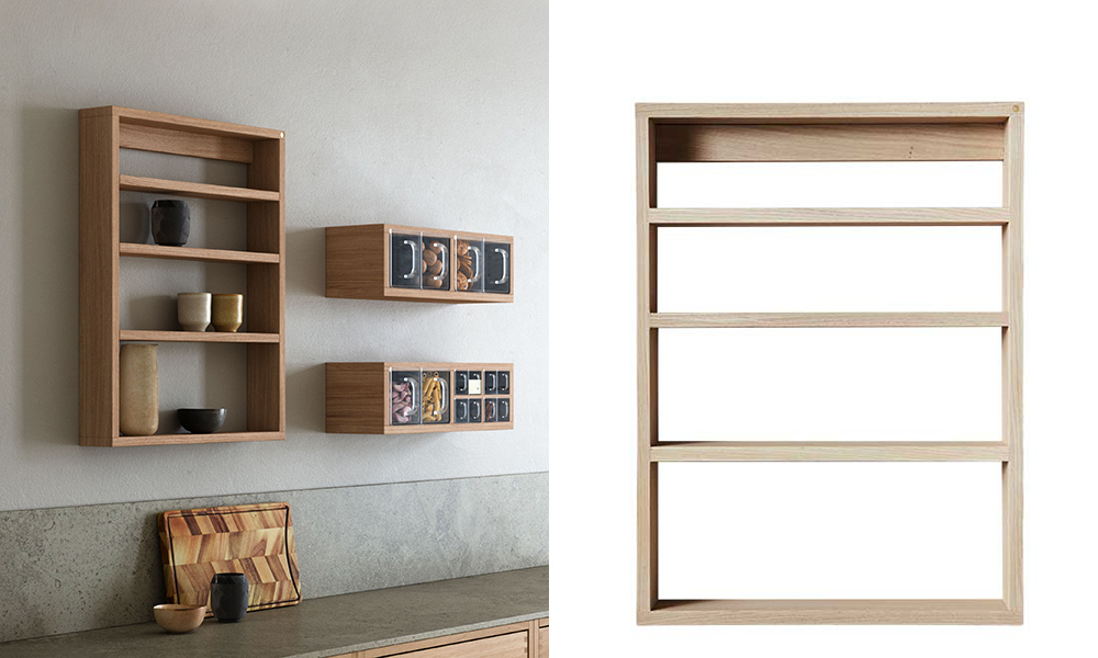 Andersen Furniture Podium Shelf Wandregal aus Holz in zwei Ausführungen, dekoriert mit Tassen und Keramik, neben Gewürzregalen in einer Küche.
