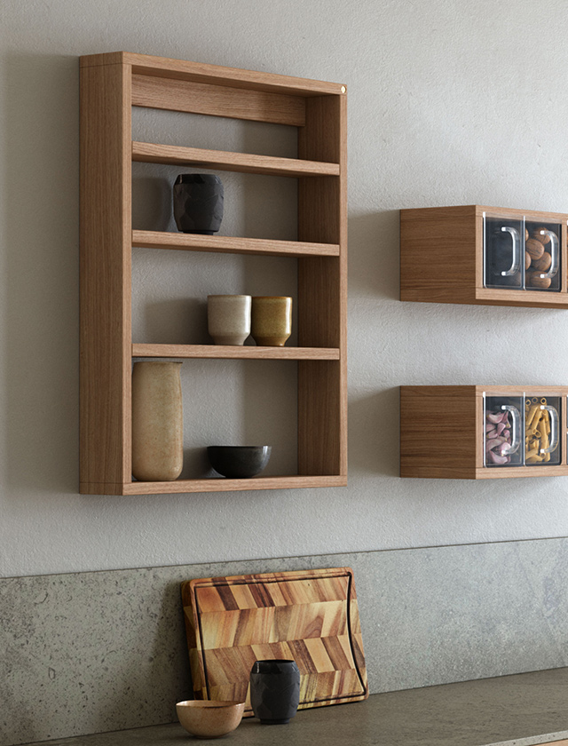 Andersen Furniture A-Podium Shelf aus massiver Eiche als Küchenregal mit vier offenen Fächern, dekoriert mit Tassen, Vasen und Keramik.