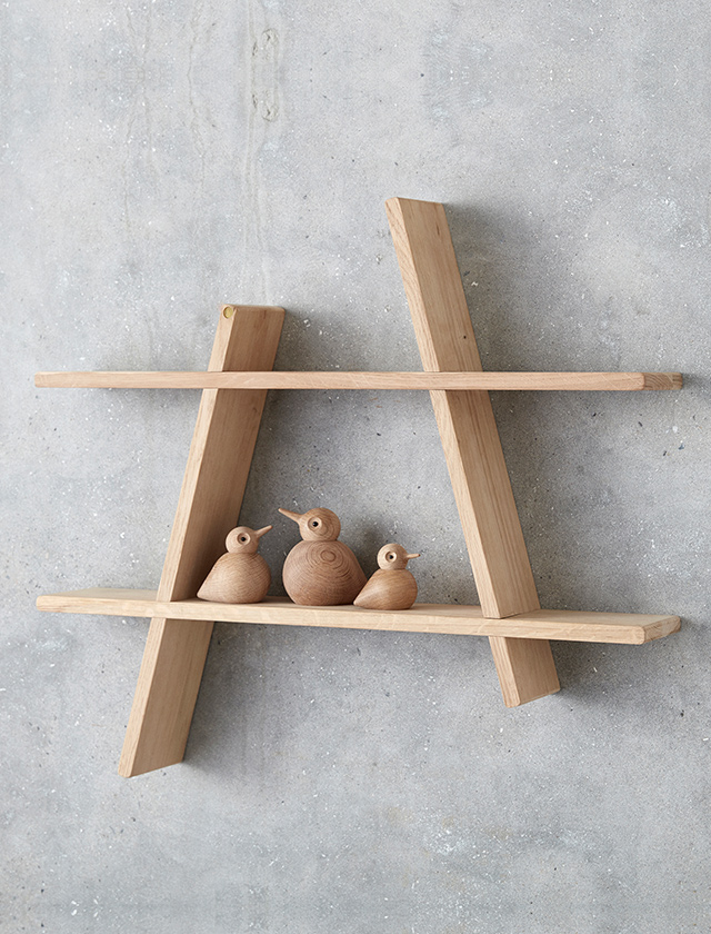 Andersen Furniture A-Shelf Large Wandregal aus Eiche mit drei Birdie Holzfiguren in verschiedenen Größen