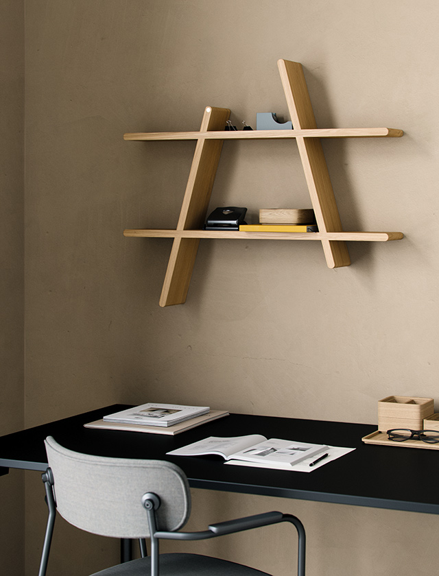 Andersen Furniture A-Shelf Large Wandregal aus Eiche natur über einem modernen Schreibtisch