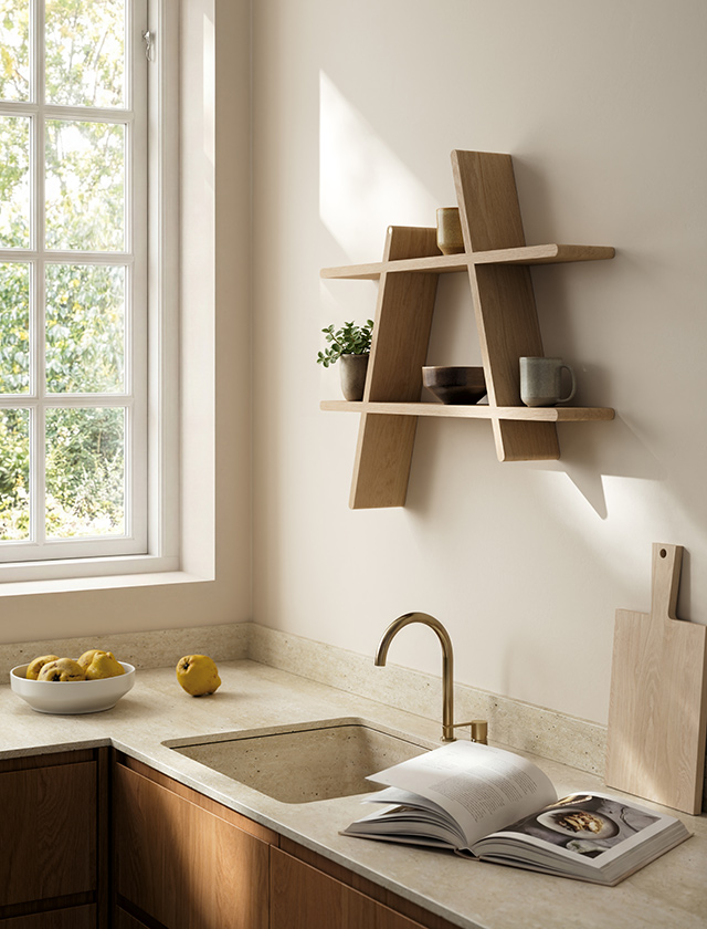 Andersen Furniture A-Shelf Large Wandregal aus Eiche natur in heller Küche mit Wohnaccessoires