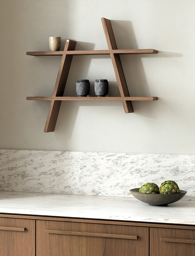 Andersen Furniture A-Shelf Large Wandregal aus geräucherter Esche in moderner Küche