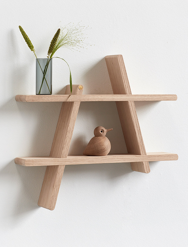 Andersen Furniture A-Shelf Medium Wandregal aus Eiche natur mit Birdie Large Holzfigur und Vase
