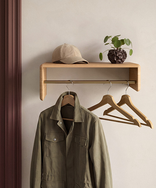 Andersen Furniture Level Multi Shelf Wandgarderobe aus massiver Eiche mit messingfarbener Kleiderstange, Jacke, Kleiderbügeln und Ablage für Wohnaccessoires im Flur.