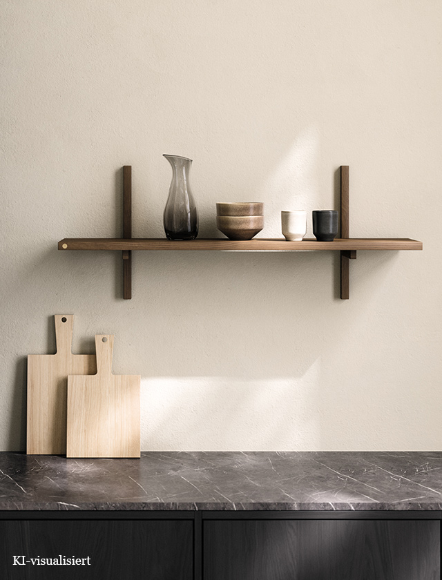 Andersen Furniture A-Light Wandregal aus geräucherter Esche in einer Küche mit Vasen, Bechern und Servierbrettern