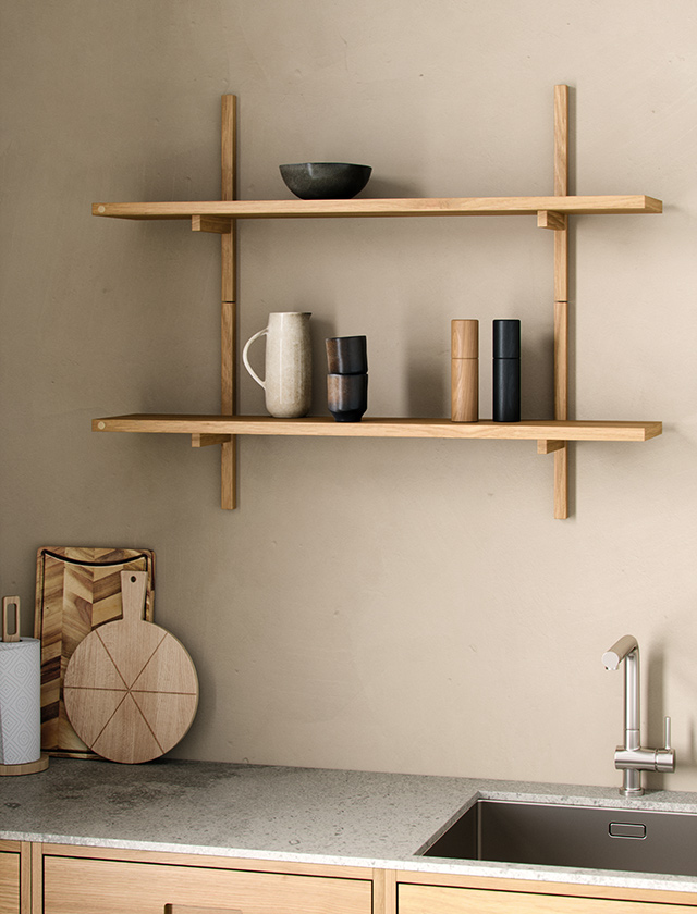 A Light Shelf Wandregal von Andersen Furniture aus Eiche mit zwei Regalböden und skandinavischen Wohnaccessoires in einer Küche.