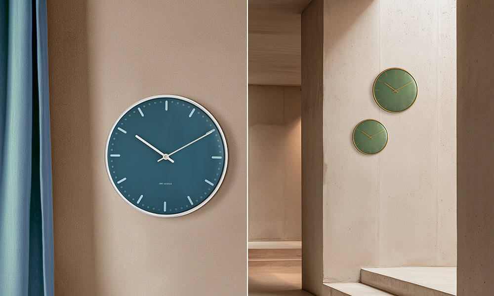 Minimalistische Designinszenierung der City Hall Wanduhr von Arne Jacobsen: Eine Variante in Blau mit klaren Indexen und verchromten Zeigern an warmer Wandfarbe sowie zwei grüne Versionen mit goldfarbenen Details in einem modernen Beton-Interieur. Perfekt, um skandinavisches Design, ruhige Farbwelten und zeitlose Wohnästhetik zu vermitteln.