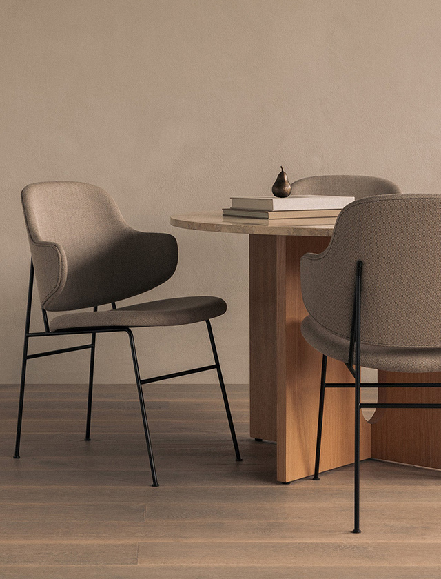 Minimalistisches skandinavisches Esszimmer mit runden Holztisch und vier Brdr. Krüger Arv Stühlen ohne Armlehnen. Die Stühle bestehen aus hellem Holz mit handgeflochtenen Sitzflächen und passen perfekt zum natürlichen, modernen Interior.