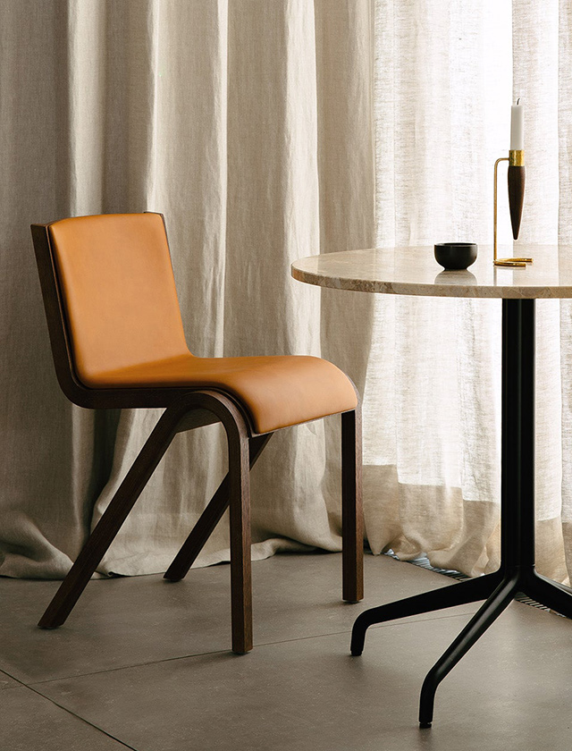 Der J45 Stuhl von FDB Møbler aus lackierter Eiche natur vereint skandinavisches Design mit höchstem Sitzkomfort – perfekt fürs Esszimmer.