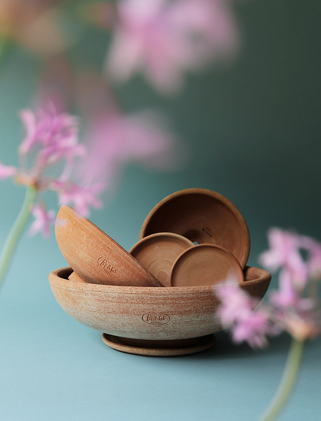 ADA ist die traditionelle Bezeichnung für Zierde. Ein Name, der kaum passender sein könnte. Ob üppig blühende Blumen, zarte Zweige oder frische Kräuter – die handgedrehte Schale bietet ihnen einen ruhigen, natürlichen Rahmen. Aus Keramik auf der Töpferscheibe gefertigt, überzeugt sie mit ihrer schlichten Formensprache und lässt die Schönheit des Arrangements in den Vordergrund treten.