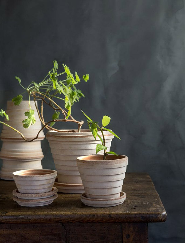 Der Gaia-Blumentopf führt die Gestaltungstradition des bekannten „Melonen-Blumentopfs“ in zeitgemäßer Form fort. Seine klare, quadratische Silhouette verleiht ihm eine architektonische Anmutung und verbindet sich mit einer zurückhaltenden Eleganz, die sich harmonisch in unterschiedliche Wohn- und Gartenbereiche einfügt.