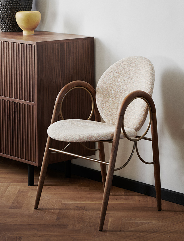 Dank des Nordic Swan Ecolabel steht der J52B für umweltfreundliche Materialien und nachhaltige Herstellung. Ob als Esszimmerstuhl, Einzelstück im Wohnzimmer oder Lesesessel – der J52B vereint Komfort, Funktionalität und Designgeschichte auf einzigartige Weise.