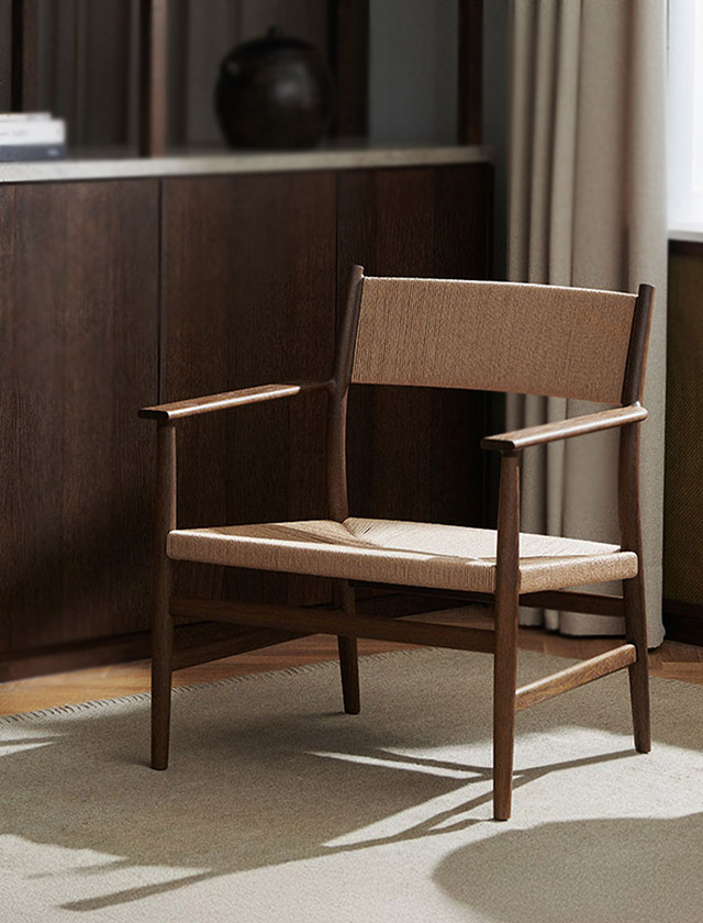 Der Brdr. Krüger Arv Lounge Chair aus geölter, geräucherter Eiche mit handgeflochtenem Sitz wird in Dänemark gefertigt – skandinavisches Design in höchster Qualität.