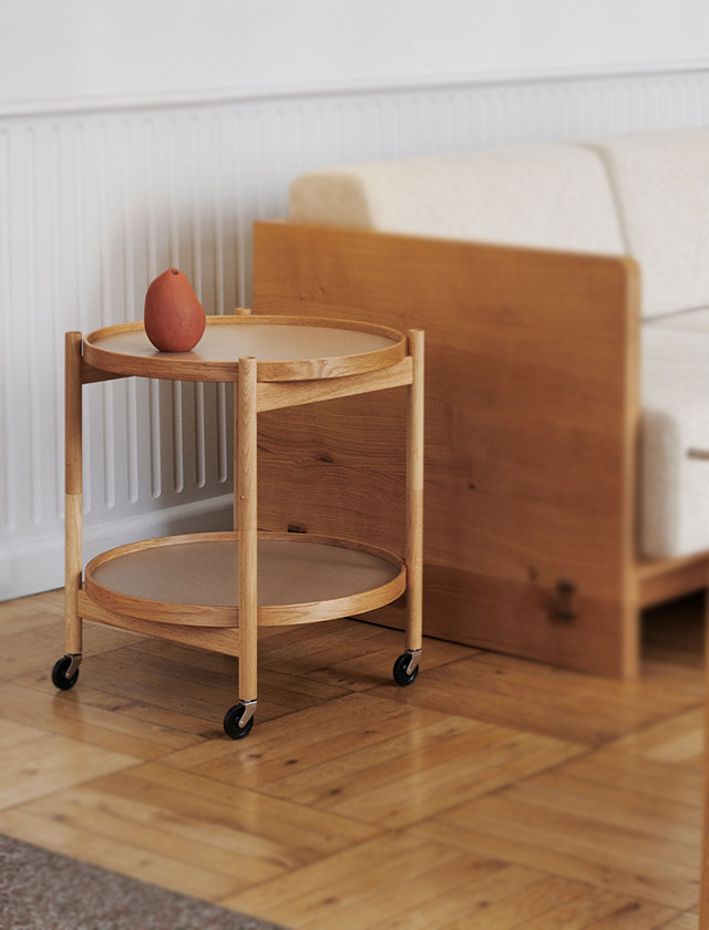 Brdr. Krüger Bølling Tray Table in Earth/ Beige Brown 50cm Ø mit Holzgestell und Rollen als eleganter Serviertisch in wohnlicher Lounge-Atmosphäre.