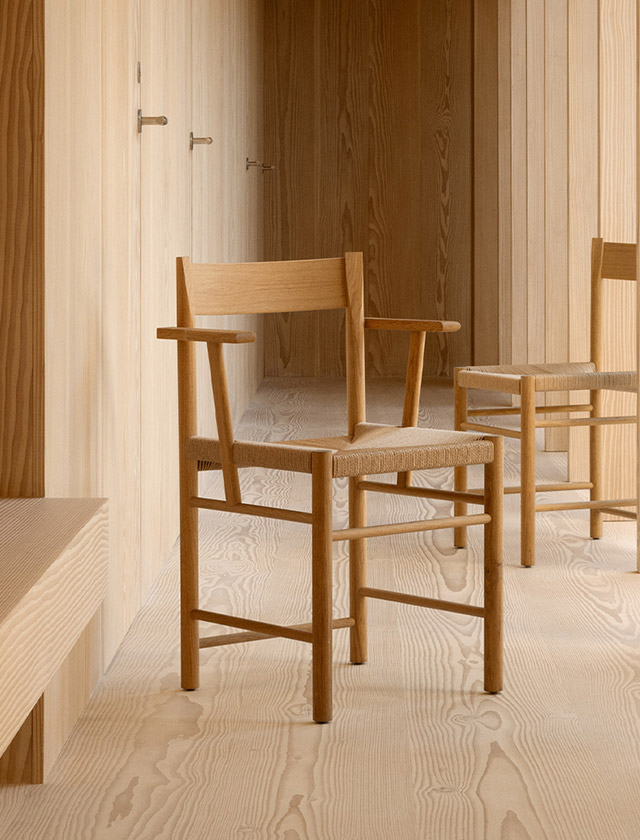 Der F Chair von Brdr. Krüger ist ein puristischer Esszimmerstuhl im skandinavischen Design. Hergestellt aus hellem Naturholz und ausgestattet mit einer handgeflochtenen Sitzfläche, steht der Stuhl für hochwertige Handwerkskunst, minimalistisches Design und zeitlose Eleganz.