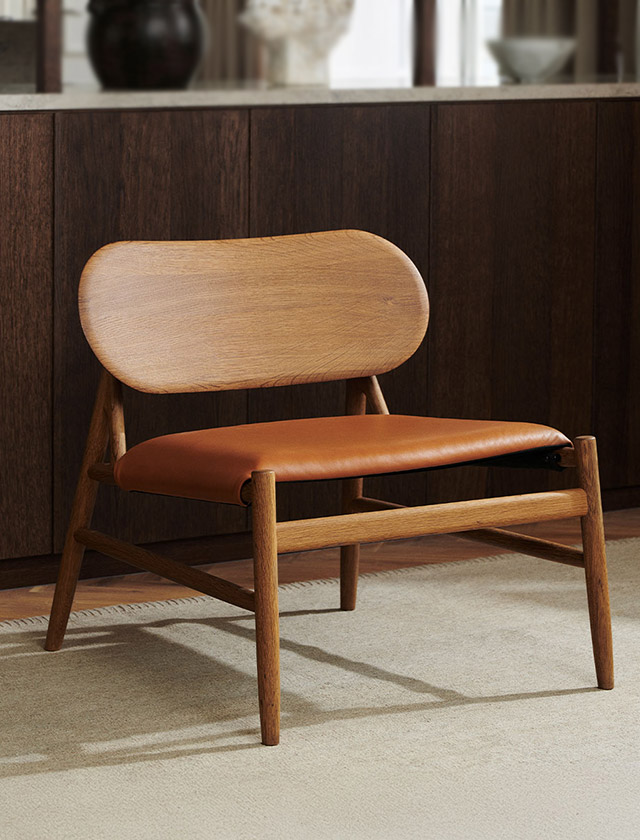 Brdr. Krüger Ferdinand Lounge Chairs aus geräucherter Eiche und Leder in gemütlicher Wohnszene in einem natürlichem warmen Holzinterieur und skandinavischer Lounge-Atmosphäre.