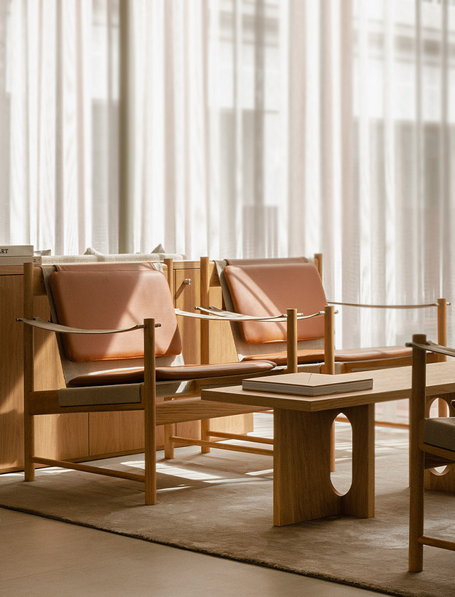 Brdr. Krüger HB Lounge Chairs aus Eiche und Leder in heller Wohnszene in einem natürlichem Holzinterieur und skandinavischer Lounge-Atmosphäre.