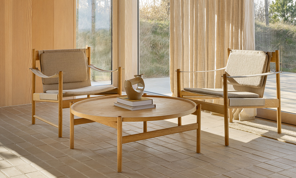 Brdr. Krüger HB Coffee Table aus Eiche in heller Wohnszene mit zwei HB Lounge Chairs, natürlichem Holzinterieur und skandinavischer Lounge-Atmosphäre.